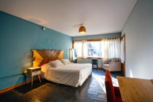Una cama o camas en una habitación de Pioneros Suites by Grupo Tierra Gaucha