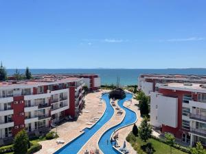 ariaal uitzicht op een rivier in een stad met gebouwen bij Amartmán přímo u moře - Elenite až 5 osob in Sveti Vlas