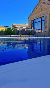 バクーにあるNovkhanı villaの建物前のスイミングプール付き住宅