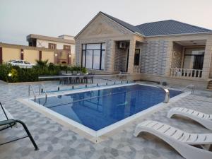 バクーにあるNovkhanı villaの家の前のプール +7枚の写真