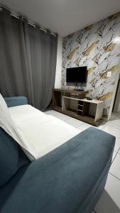 une chambre avec un lit et une télévision à écran plat dans l'établissement Apartamento incrível a 1 quadra da praia, à Maceió