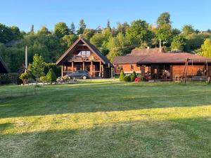 a large yard in front of a house at Visockyne in Ariogala