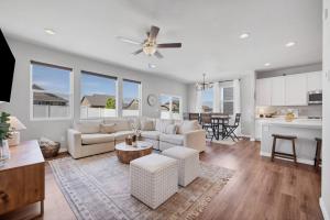 Ruang duduk di Luxe 6BD Gem in Johnstown -Tons of Games + Firepit