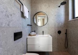 un bagno con un lavandino bianco e uno specchio di Magnificent Protaras Villa Villa Chelsea 3 Bedrooms Private Outdoor Pool a Protaras Altre 19 foto