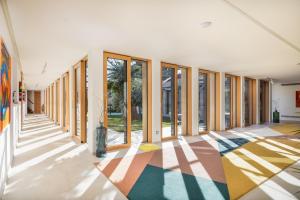 un corridoio di un edificio con finestre di Spectacular Brac Villa Villa Adriatic 5 Bedrooms Stunning Sea Views & Infinity Pool & Private Gym Skrip a Supetar (San Pietro di Brazza)