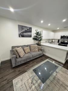 un salon avec un canapé et une cuisine dans l'établissement 3 STATE FAIR l DT Dallas l FIFA READY l Staycation 1Bd1Ba, à Dallas