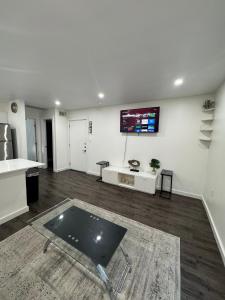 un salon avec une télévision à écran plat au mur dans l'établissement 3 STATE FAIR l DT Dallas l FIFA READY l Staycation 1Bd1Ba, à Dallas