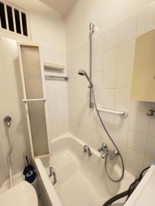 a bathroom with a tub with a shower and a toilet at City-Apartment Monteur- & Ferienwohnung in Hagen