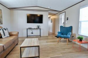 un salon avec un canapé et une chaise bleue dans l'établissement Special Rates -RedSandsHabitation 1-Moab-National Parks, à Moab