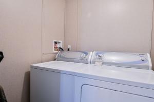 - un lave-linge avec une tasse dans l'établissement Special Rates -RedSandsHabitation 1-Moab-National Parks, à Moab 17 autres photos