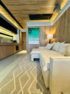 a bedroom with a large bed and a table at UNU 405 Loft Luxury Corredor da Vitória: piscina + in Salvador