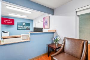 リボニアにあるHomeTowne Studios by Red Roof Detroit - Livoniaのホノルルのクリニックの待合室