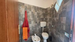a bathroom with a toilet and a sink at La casa dei Conti - WiFi, aria condizionata e free park in Vezza d'Alba