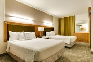 SpringHill Suites by Marriott McAllen Convention Center客房内的一张或多张床位