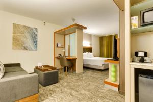 SpringHill Suites by Marriott McAllen Convention Center客房内的一张或多张床位