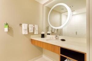 SpringHill Suites by Marriott McAllen Convention Center的一间浴室