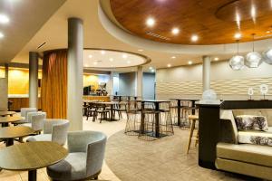 SpringHill Suites by Marriott McAllen Convention Center餐厅或其他用餐的地方