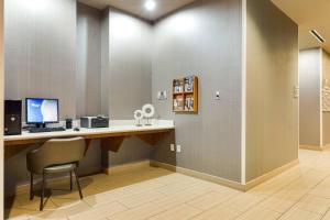 SpringHill Suites by Marriott McAllen Convention Center的电视和/或娱乐中心