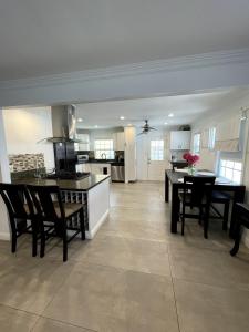 een keuken en woonkamer met een tafel en stoelen bij House in Redondo Beach 2 bedroom 1 bath in Redondo Beach