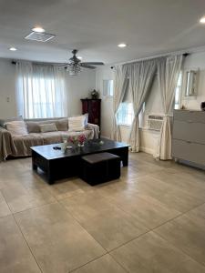 een woonkamer met een bank en een salontafel bij House in Redondo Beach 2 bedroom 1 bath in Redondo Beach +6 foto's