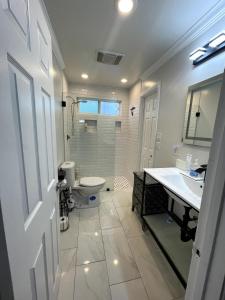 een badkamer met een toilet, een wastafel en een douche bij House in Redondo Beach 2 bedroom 1 bath in Redondo Beach
