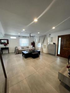 een grote woonkamer met een bank en een tafel bij House in Redondo Beach 2 bedroom 1 bath in Redondo Beach