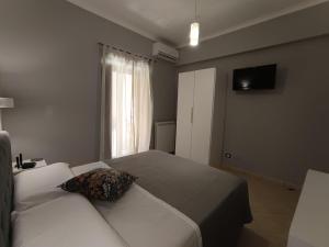 a bedroom with two white beds and a window at CasaNorah in Fondi