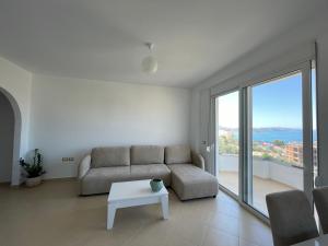 una sala de estar con un sofá y una mesa en Villa Er Deti, en Sarandë