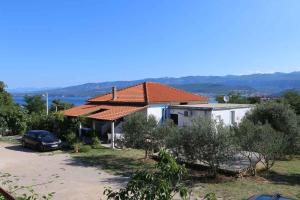 dom z samochodem zaparkowanym przed nim w obiekcie Apartment in Silo - Insel Krk 13555 w mieście Šilo