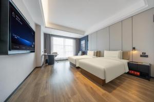 Una cama o camas en una habitación de Atour X Hotel Xintang South Station Zengcheng District 26 fotos más