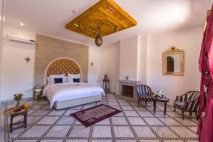 Postel nebo postele na pokoji v ubytování Riad Amor - Suite & Spa