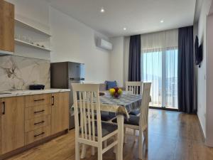 Kuchyň nebo kuchyňský kout v ubytování DAK Suites