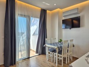 TV a/nebo společenská místnost v ubytování DAK Suites