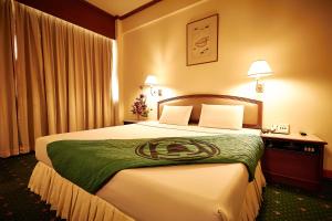 Ένα ή περισσότερα κρεβάτια σε δωμάτιο στο Kosit Hotel +36 φωτογραφίες