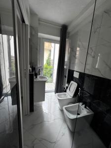 a bathroom with a toilet and a bidet and a sink at La rosa dei pepoli in Castiglione dei Pepoli