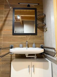 a bathroom with a sink and a mirror at Morski Zakątek in Ustronie Morskie +9 photos