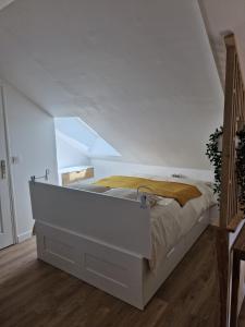 Postel nebo postele na pokoji v ubytování Loft Moderne et Rénové - Idéal Pros & Familles - 1 à 4 pers - Wifi - 5 min de la Gare