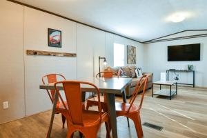 Μια τηλεόραση ή/και κέντρο ψυχαγωγίας στο 3BR Red Sands Habitation 2 - Moab-Ntl Parks