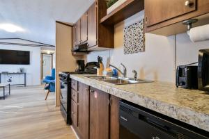 Η κουζίνα ή μικρή κουζίνα στο 3BR Red Sands Habitation 2 - Moab-Ntl Parks
