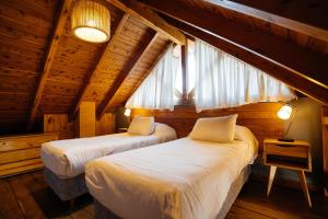 Una cama o camas en una habitación de Pioneros Suites by Grupo Tierra Gaucha