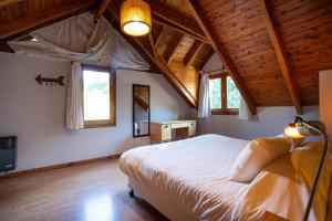 Una cama o camas en una habitación de Pioneros Suites by Grupo Tierra Gaucha