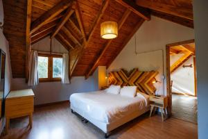 Una cama o camas en una habitación de Pioneros Suites by Grupo Tierra Gaucha