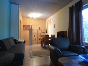 Posezení v ubytování Cosy Apartment in Manderscheid with Balcony
