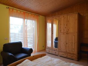 Posezení v ubytování Cosy Apartment in Manderscheid with Balcony