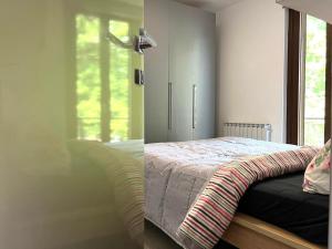 ベルガモにあるLa casa di Nina, vista sui colli di Bergamo Golfの窓の横にベッドがある寝室