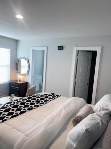 a bedroom with a large bed and a mirror at Nanashortlet in Rosenberg +15 photos