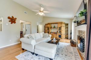 Posezení v ubytování 4 Mi to Downtown Panama City Home with Patio!