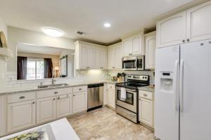 Kuchyň nebo kuchyňský kout v ubytování 4 Mi to Downtown Panama City Home with Patio!