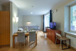 Un comedor y una sala de estar con mesa y sillas. en Private Entry Apt Pärnu, en Pärnu
