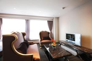 香港的住宿－儷凱酒店，酒店客房设有电视和客厅。